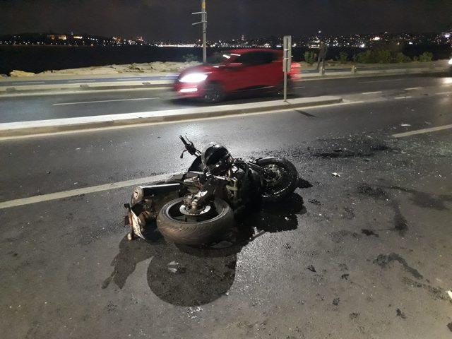 Üsküdar'da motosiklet otomobille çarpıştı: 2 yaralı