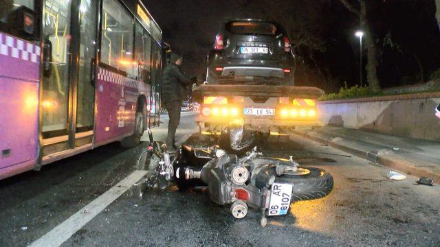 Üsküdar'da motosiklet otomobille çarpıştı: 2 yaralı