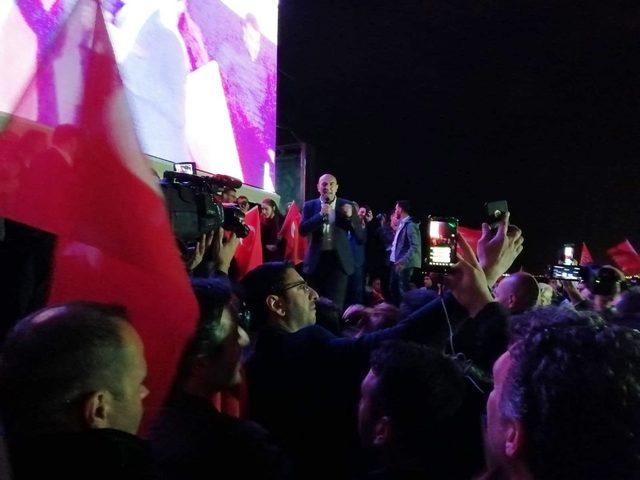 İzmir’de CHP’liler kutlama yaptı