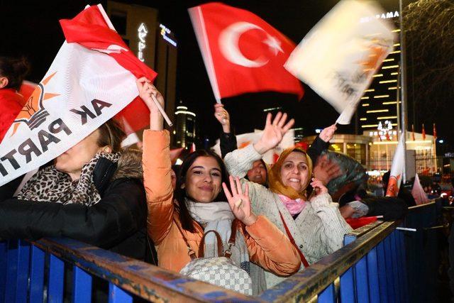 Vatandaşlar AK Parti Genel Merkezine akın etti