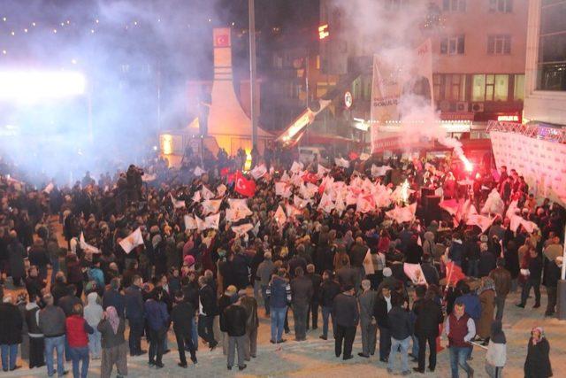 Bucak’ta AK Parti zaferini kutladı