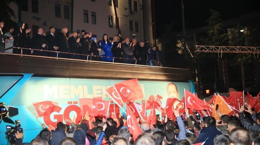 AK Parti&rsquo;den meydanda kutlama