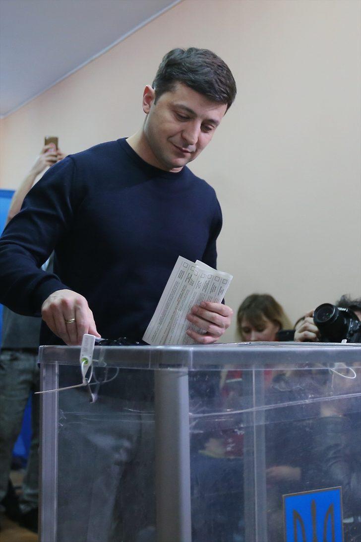 Ukrayna'daki seçimde komedyen Zelenskiy önde G4