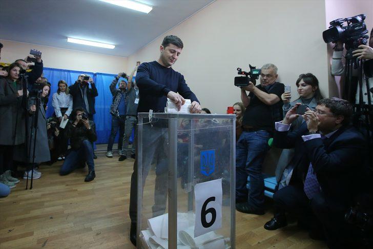 Ukrayna'daki seçimde komedyen Zelenskiy önde G5