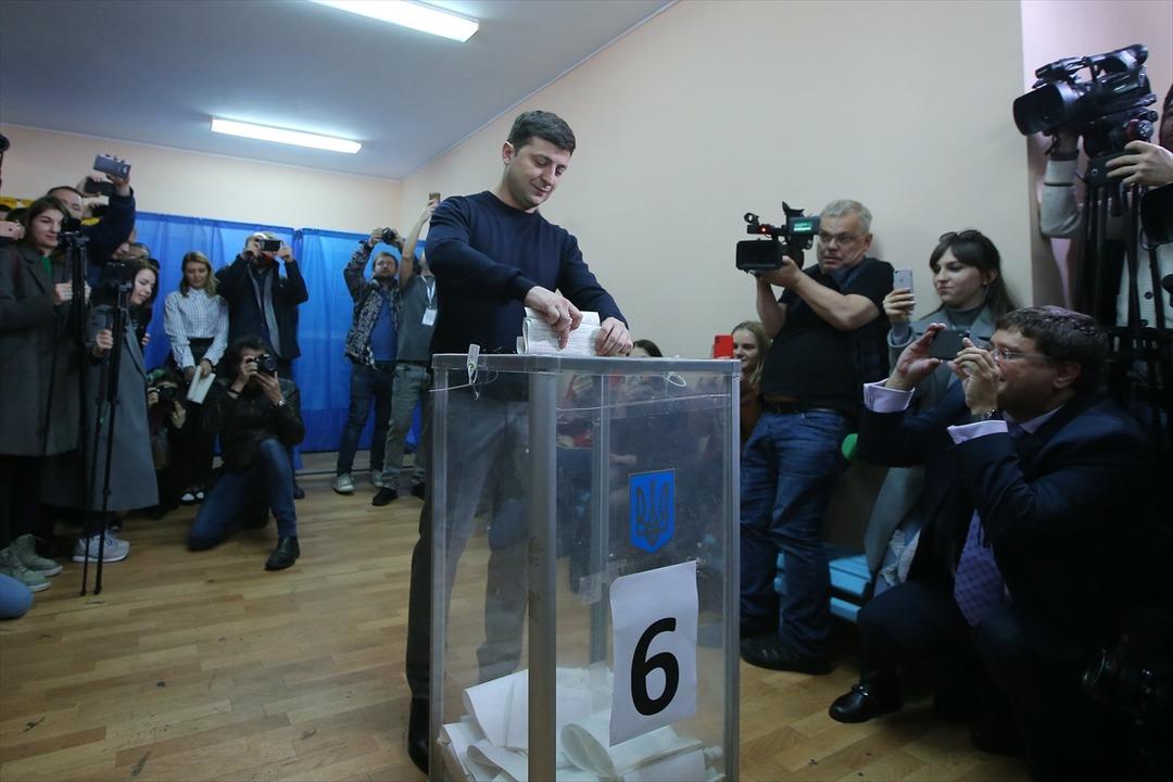 Ukrayna'daki se&ccedil;imde komedyen Zelenskiy &ouml;nde