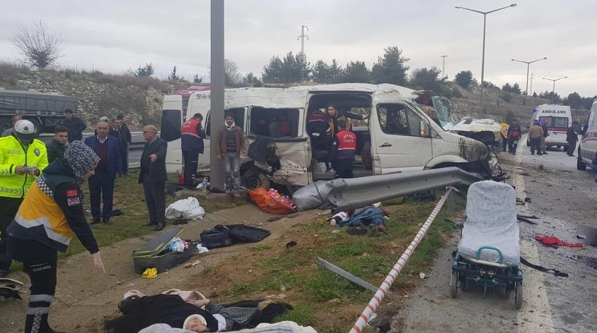 Tarım iş&ccedil;ilerini taşıyan minib&uuml;s devrildi: 1 &ouml;l&uuml;, 11 yaralı