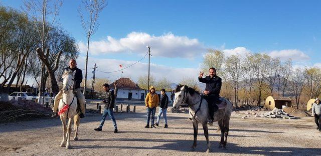 Piknikçiler Doğa İle İç İçe Olmanın Keyfini Burada Çıkarıyor