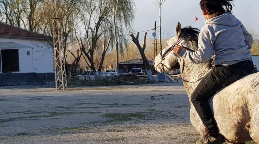 Piknikçiler Doğa İle İç İçe Olmanın Keyfini Burada Çıkarıyor