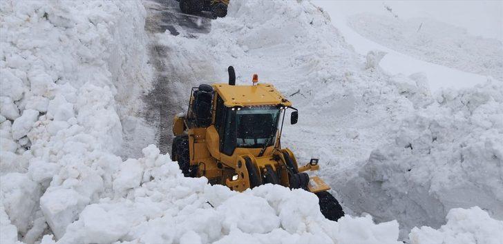 Çığın kapattığı Hakkari-Şırnak kara yolu ulaşıma açıldı  G1