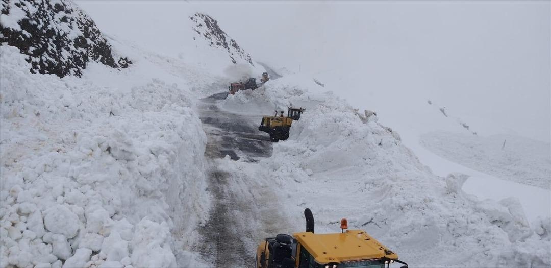 &Ccedil;ığın kapattığı Hakkari-Şırnak kara yolu ulaşıma a&ccedil;ıldı 