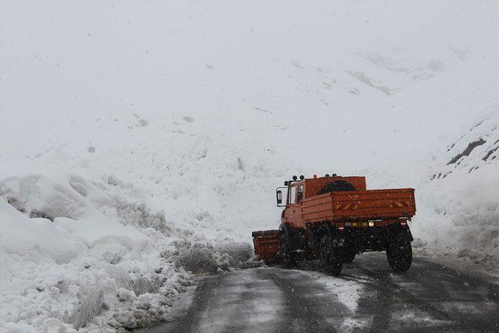 Çığın kapattığı Hakkari-Şırnak kara yolu ulaşıma açıldı  G4