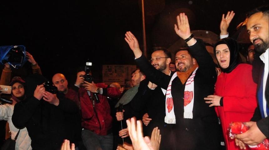 AK Partililer zaferi kutladı