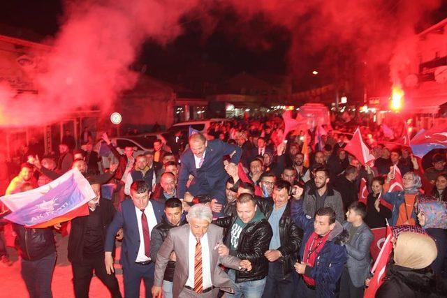 Orhaneli Belediye Başkan Adayı Ali Aykurt zaferini kutladı