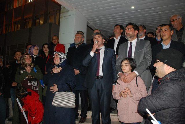 Gediz’de Ak Parti’nin kutlaması gece yarısına kadar devam etti