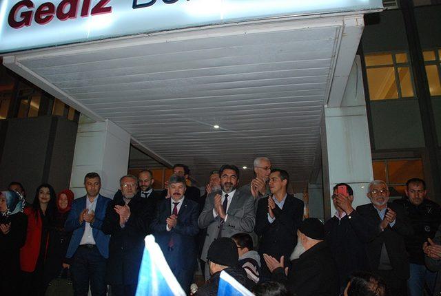 Gediz’de Ak Parti’nin kutlaması gece yarısına kadar devam etti