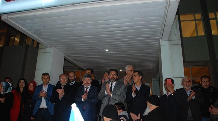 Gediz&rsquo;de Ak Parti&rsquo;nin kutlaması gece yarısına kadar devam etti