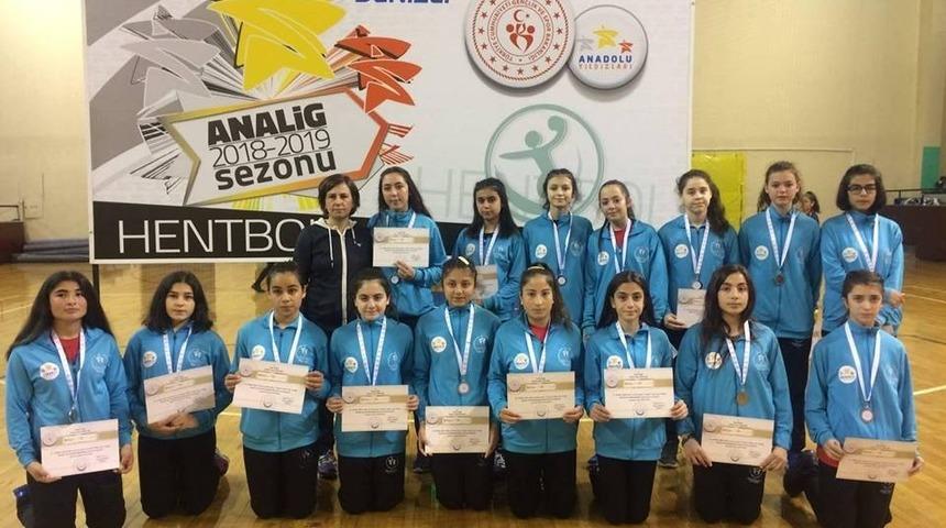 Hentbol Analigde Kayseri R&uuml;zgarı esti