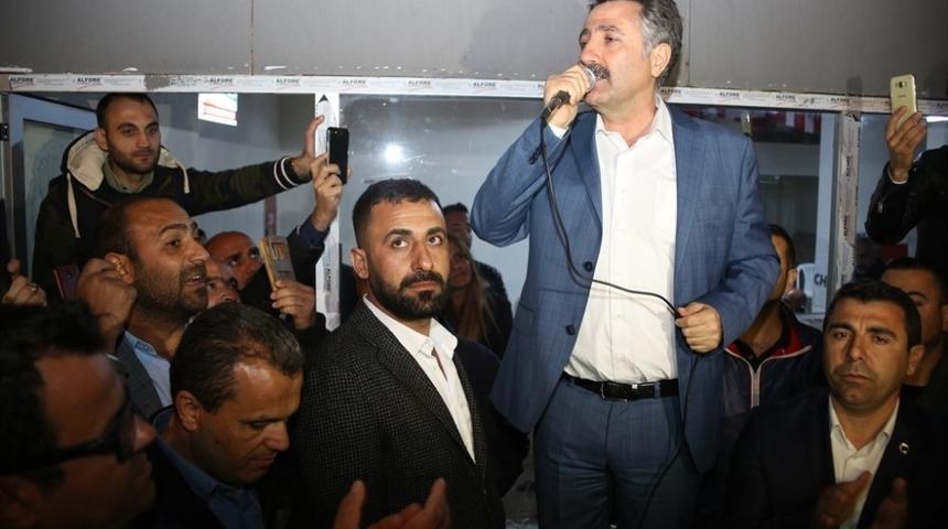 Sandal, zaferini vatandaşlarla kutladı