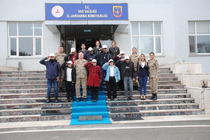 Engelsiz yüreklerden jandarmaya ziyaret G1