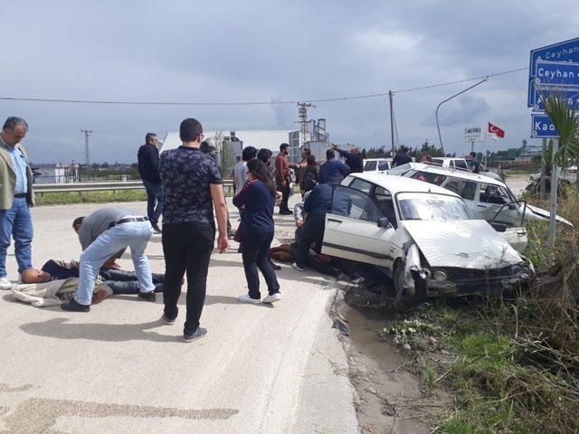 Osmaniye’de otomobiller kafa kafaya çarpıştı