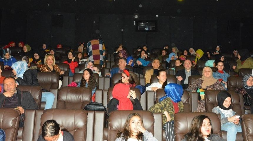 Vali Yazıcı, &ouml;ğrencilerle sinemaya gitti