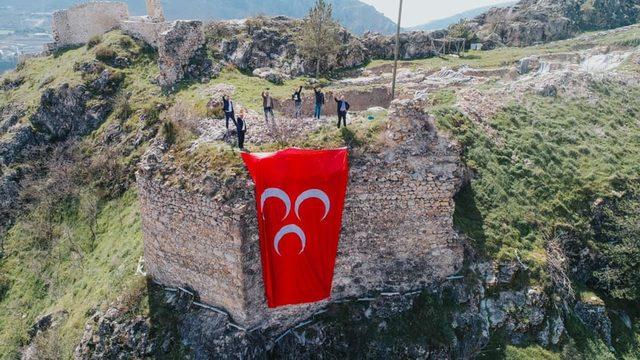 Mehmet Sarı, Amasya kalesine üç hilal astırdı