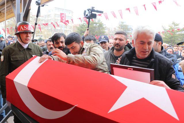 Şehit Sözleşmeli Er Mustafa Ergen'i 10 bin kişi uğurladı
