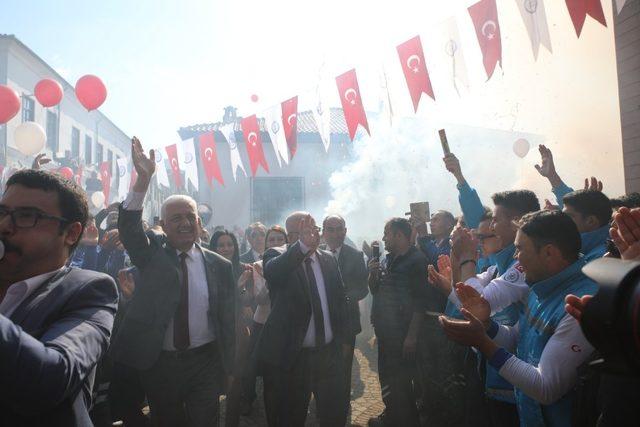 Osman Gürün seçimi zaferini personeli ile kutladı