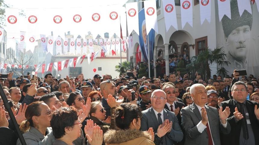 Osman G&uuml;r&uuml;n se&ccedil;imi zaferini personeli ile kutladı