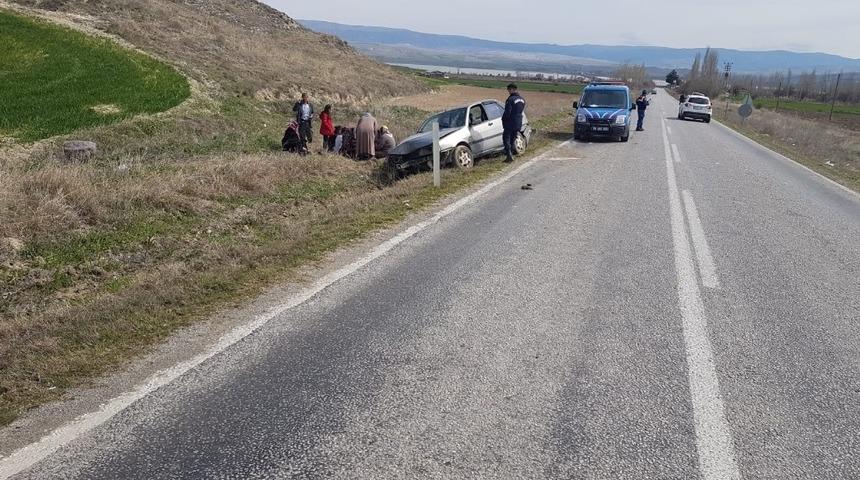 Kontrolden &ccedil;ıkan otomobil şarampole u&ccedil;tu