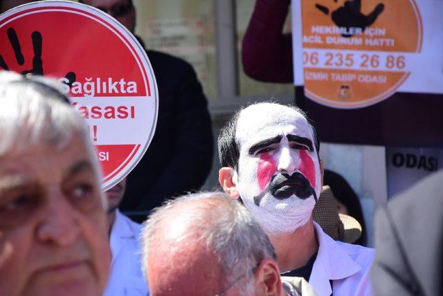 İzmir'de 200 doktor 10 kişinin doktora saldırısını protesto etti