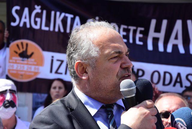 İzmir'de 200 doktor 10 kişinin doktora saldırısını protesto etti