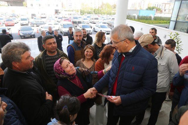 Belediye çalışanları Tarhan’ı alkışlar ve çiçeklerle karşıladı