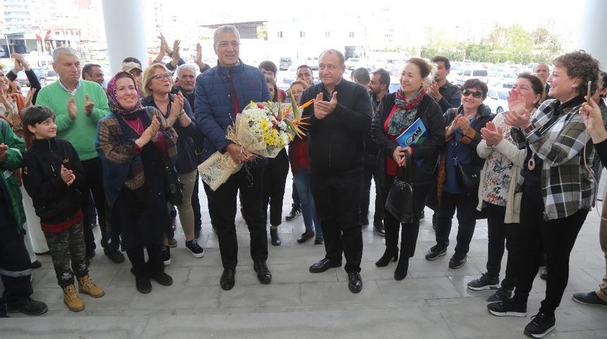 Belediye &ccedil;alışanları Tarhan&rsquo;ı alkışlar ve &ccedil;i&ccedil;eklerle karşıladı