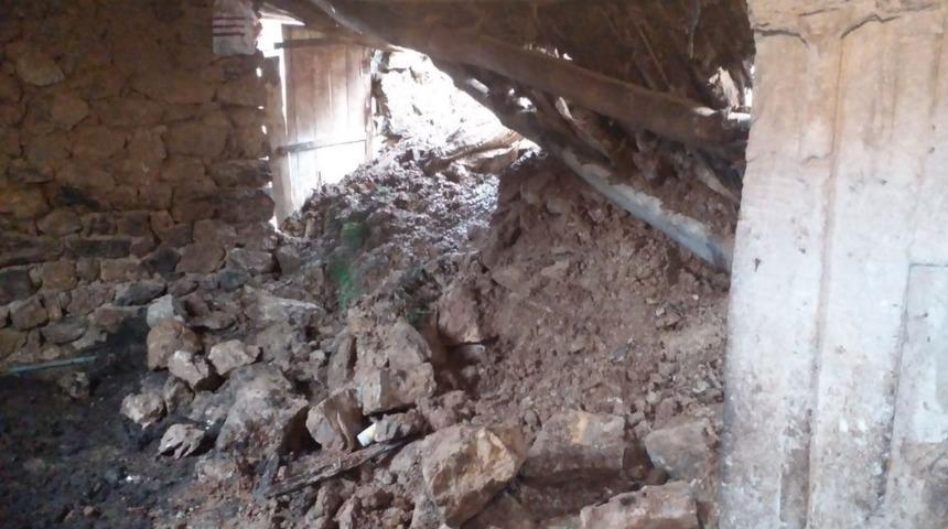 Sason&rsquo;da &ccedil;&ouml;ken ahırda 6 ke&ccedil;i telef oldu