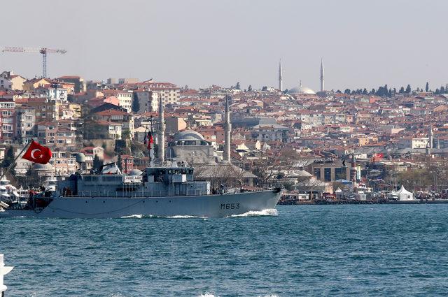 NATO'nun mayın arama gemisi İstanbul Boğazı'ndan geçti