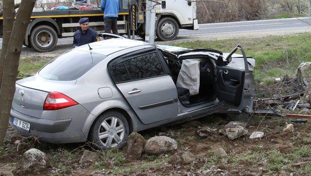 Elazığ’da otomobil bahçeye uçtu: 3 yaralı