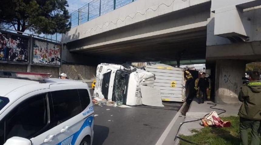 Bakırk&ouml;y sahil yolunda tren &uuml;st ge&ccedil;idine &ccedil;arpan TIR devrildi!