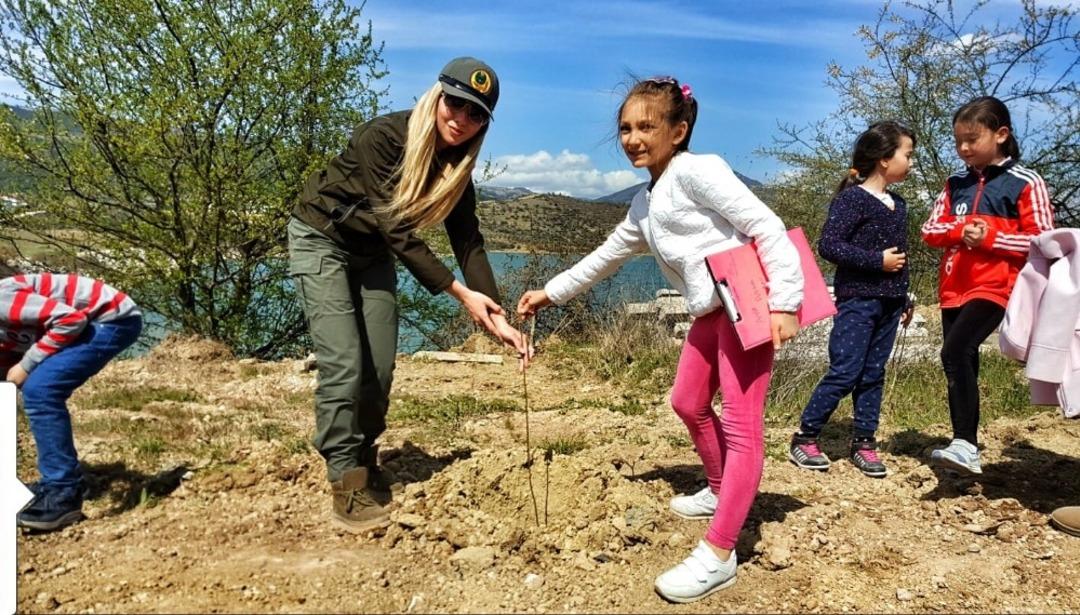 Fidanlar gelecek i&ccedil;in toprakla buluşturdu