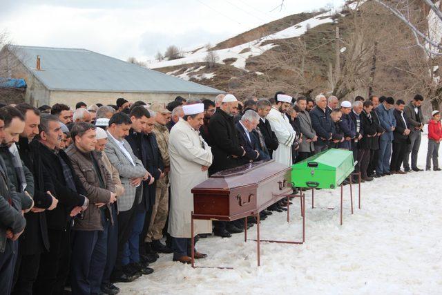 Malatya'da, seçimlerde çıkan silahlı kavga ölen 2 kuzen toprağa verildi