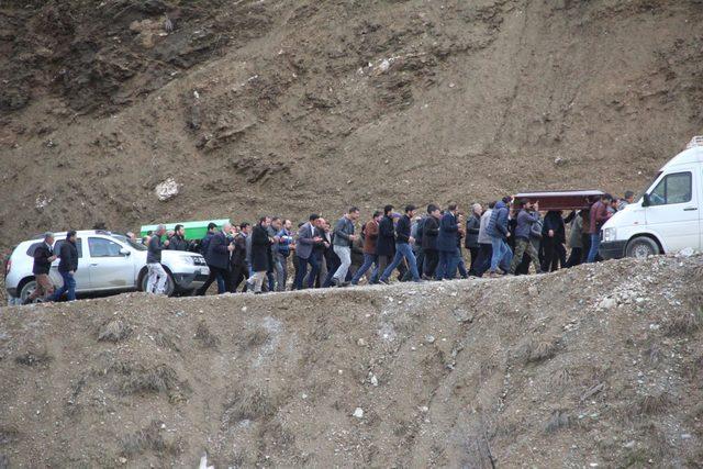 Malatya'da, seçimlerde çıkan silahlı kavga ölen 2 kuzen toprağa verildi