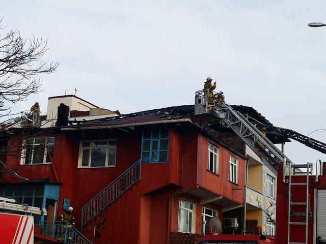 Pendik'te binanın çatısı alev alev yandı