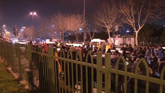 AK Partililer parti il binası önünde toplandı