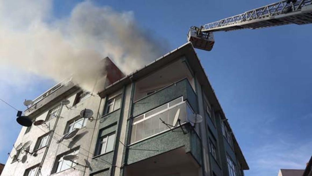 &Ccedil;atıda mahsur kalan anne ile &ccedil;ocuğunu drone ile fark ettiler