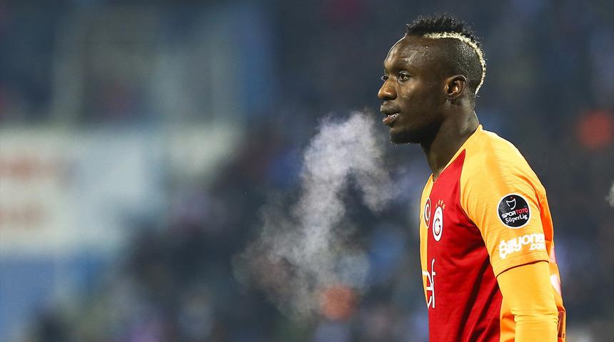 Galatasaraylı Mbaye Diagne'den şok paylaşım: Futboldan hi&ccedil; anlamayan aptal insanlar