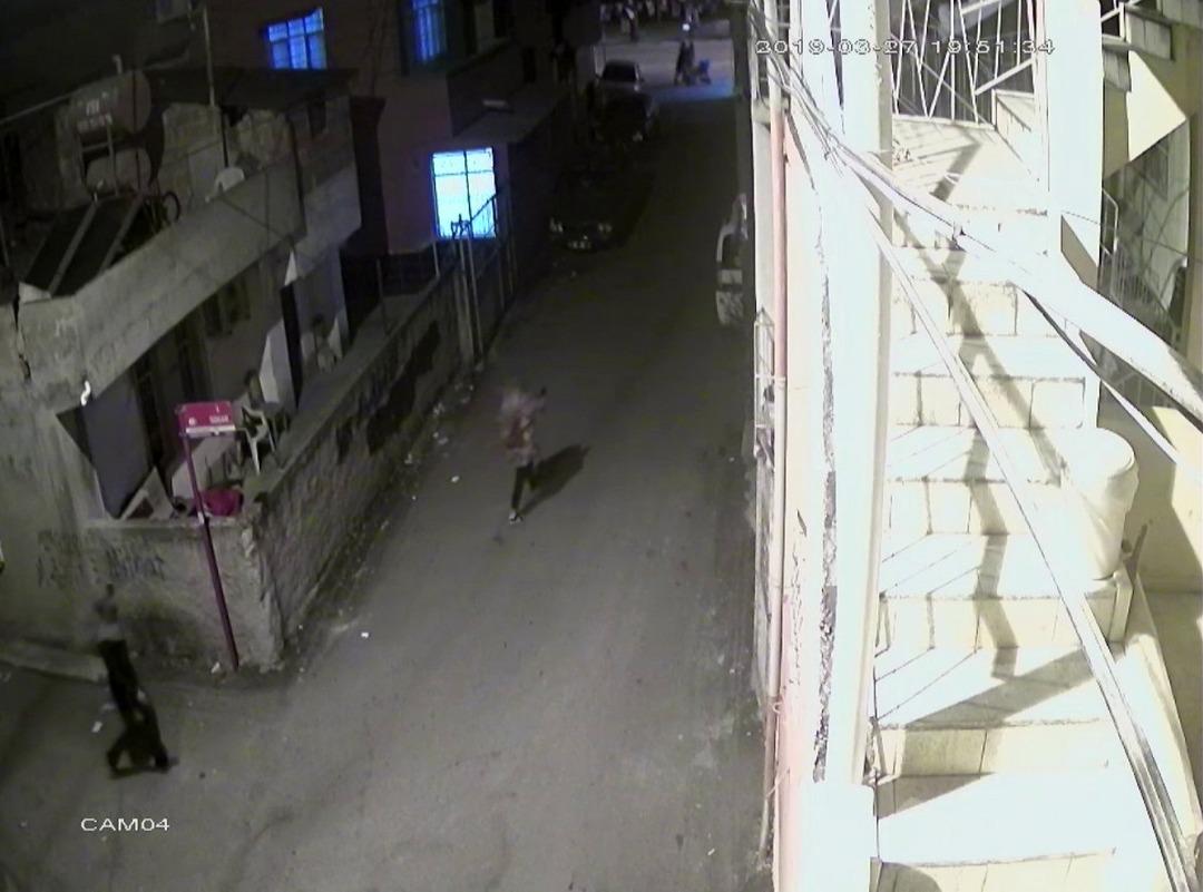 Cep telefonunu &ccedil;alıp, arkadaşına hediye etti