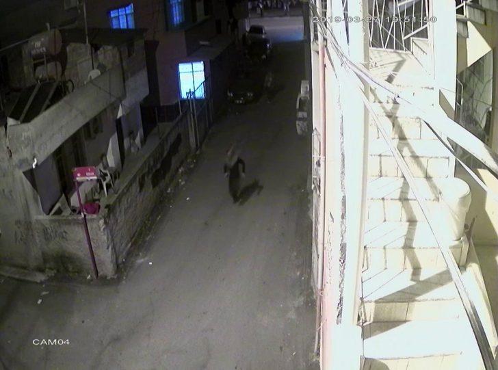 Cep telefonunu çalıp, arkadaşına hediye etti G1