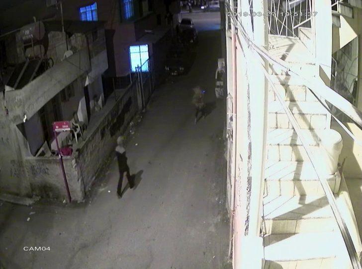 Cep telefonunu çalıp, arkadaşına hediye etti G2