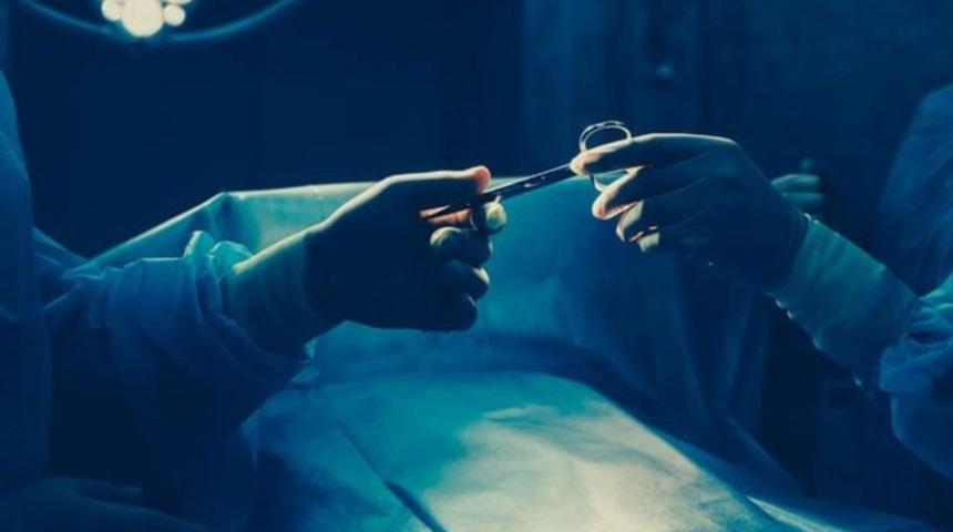 Ameliyat i&ccedil;in 4 yıl sonraya g&uuml;n verilen kadın yargıya başvurdu