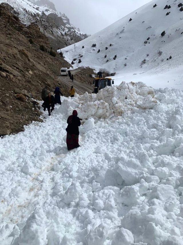 Kar kalınlığının 8 metreyi bulduğu yolda karla mücadele çalışması